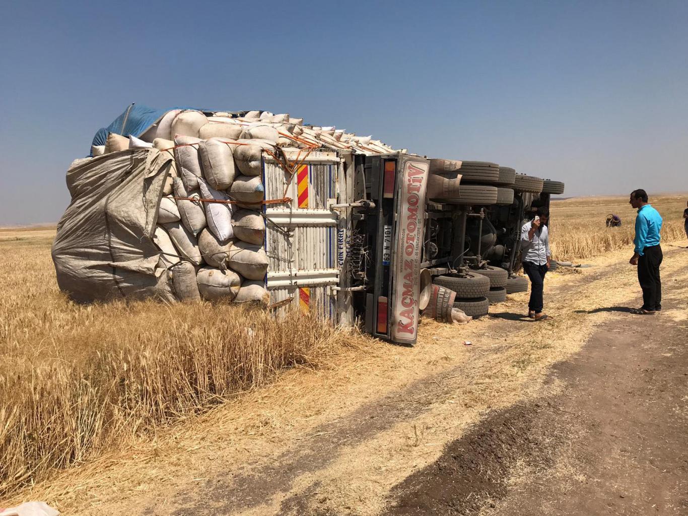 Saman yüklü kamyon devrildi: 6 yaralı Saman yüklü kamyon devrildi: 6 yaralı